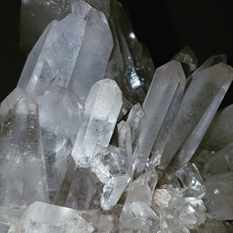 Natural Quartz Gemstones — Mineralogical Versatility: The Giant of the Crust