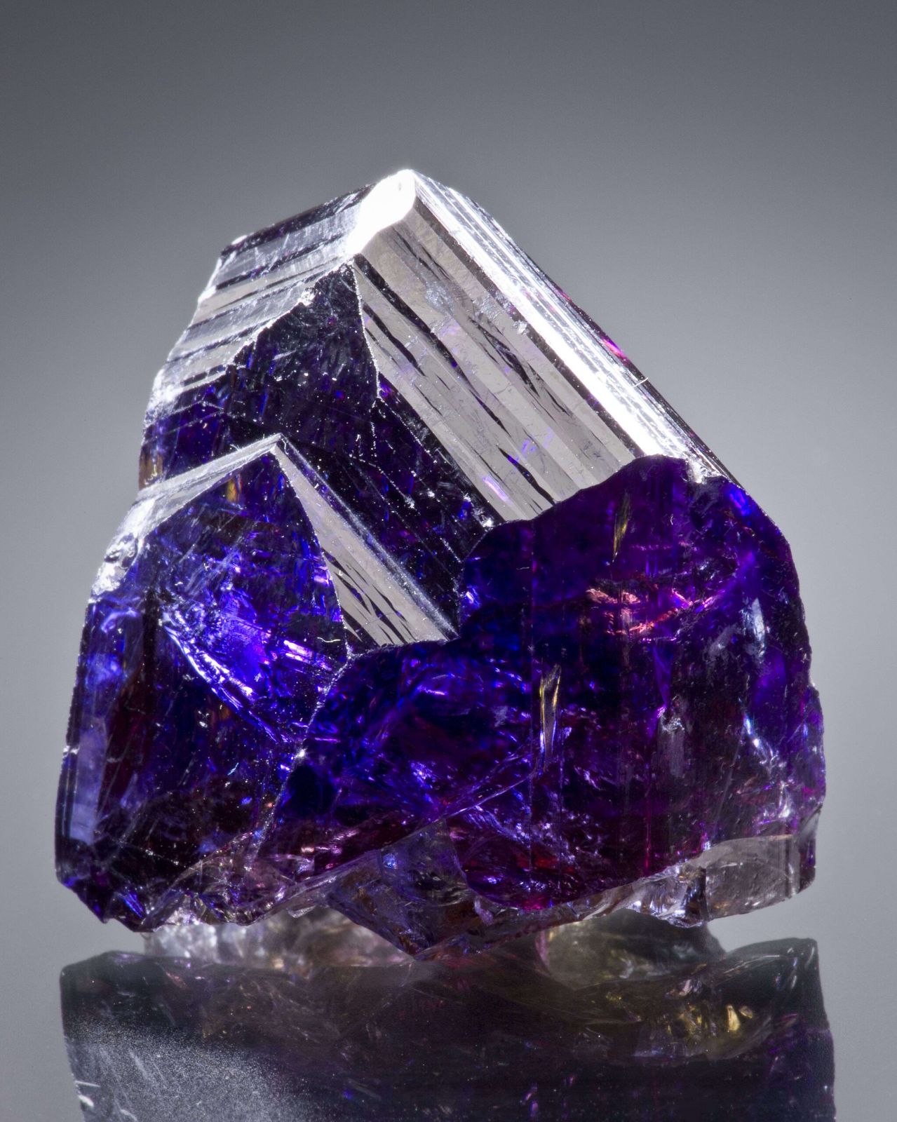 Buy Tanzanite Loose Stones Dubai — Pleochroic Majesty: A Dynamic Optical Experience